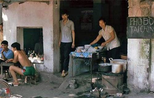 Bồi hồi nhìn lại những hàng quán Hà Nội xưa - ảnh 3