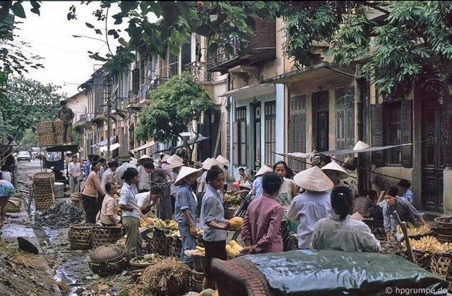 Nao lòng trước vẻ bình dị của những phiên chợ Hà Nội xưa - ảnh 2