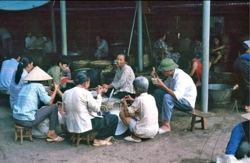 Bồi hồi nhìn lại những hàng quán Hà Nội xưa - ảnh 4
