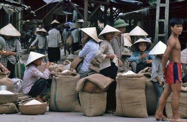 Nao lòng trước vẻ bình dị của những phiên chợ Hà Nội xưa - ảnh 4