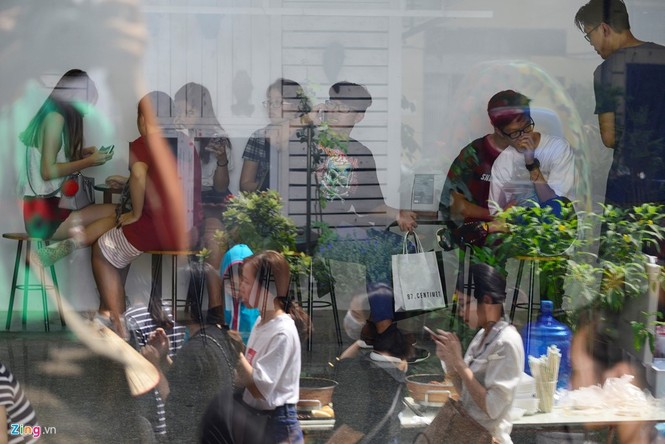 Giới trẻ Hà Nội chen lấn mua sắm tại The New District - ảnh 6