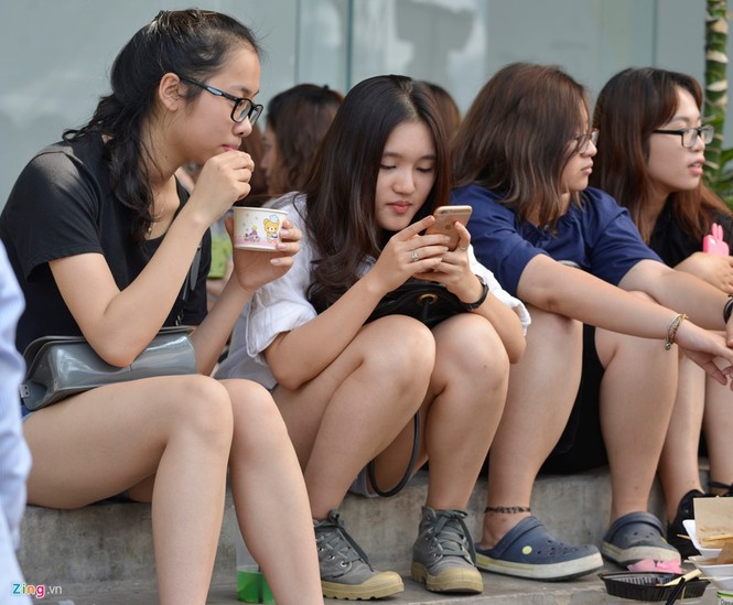 Giới trẻ Hà Nội chen lấn mua sắm tại The New District - ảnh 7