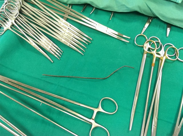 Một phụ nữ đang đi đường bị mảnh kim loại cắm sâu vào ngực - ảnh 2