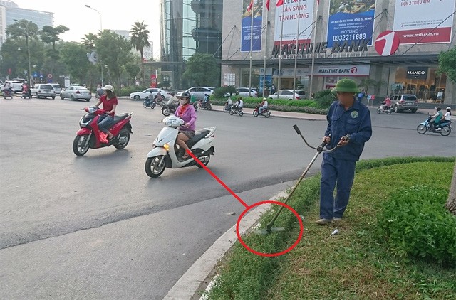 Một phụ nữ đang đi đường bị mảnh kim loại cắm sâu vào ngực - ảnh 3