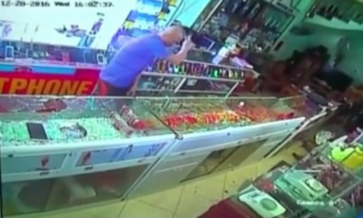 Truy đuổi chủ tiệm, tên cướp đập tủ kính vơ vét vàng - ảnh 2