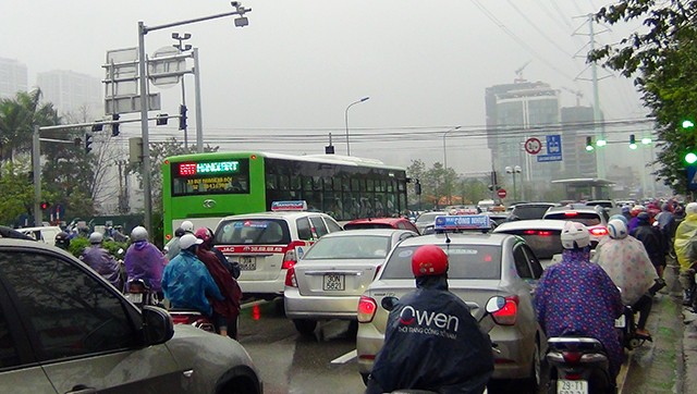 Buýt nhanh bị “giam lỏng” trong cơn mưa sáng - ảnh 1