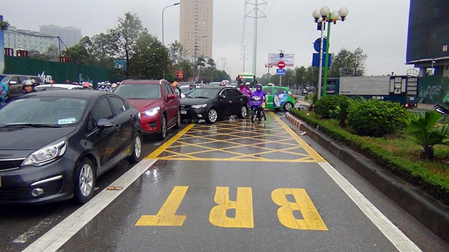 Buýt nhanh bị “giam lỏng” trong cơn mưa sáng - ảnh 2