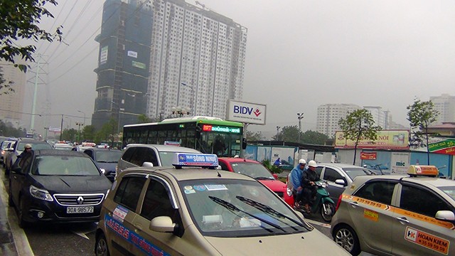Buýt nhanh bị “giam lỏng” trong cơn mưa sáng - ảnh 3