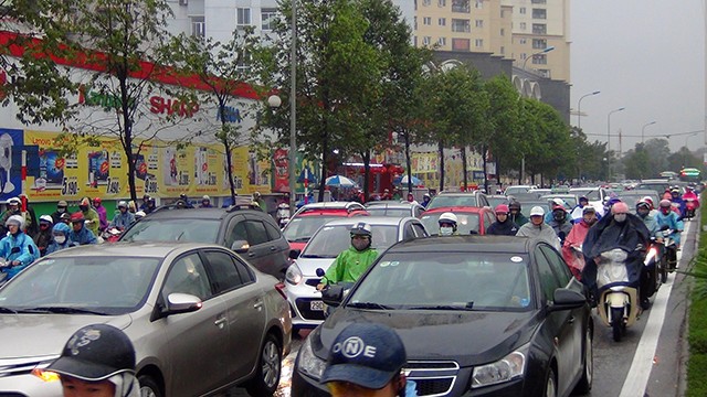 Buýt nhanh bị “giam lỏng” trong cơn mưa sáng - ảnh 4