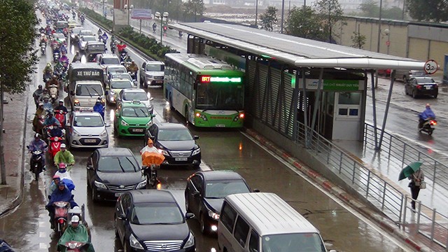 Buýt nhanh bị “giam lỏng” trong cơn mưa sáng - ảnh 6