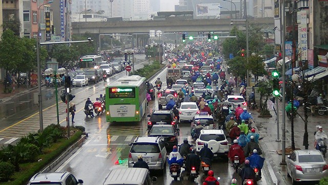 Buýt nhanh bị “giam lỏng” trong cơn mưa sáng - ảnh 7