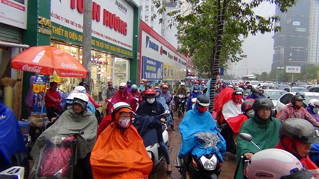 Buýt nhanh bị “giam lỏng” trong cơn mưa sáng - ảnh 8