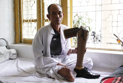 Hỏng ôtô sau va quệt, hai cha con đánh ông lão thương binh - ảnh 1