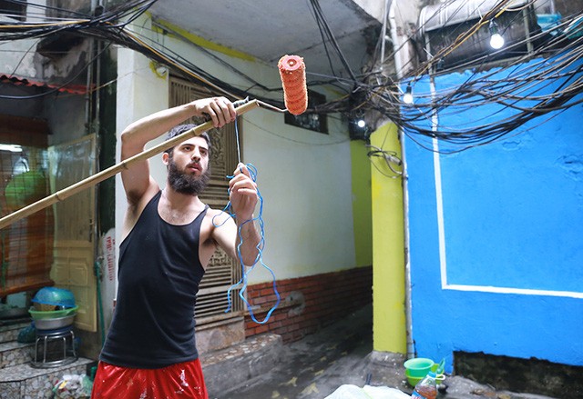 Chàng trai Mỹ “thay áo mới” cho những bức tường cũ kĩ ở Hà Nội - ảnh 2