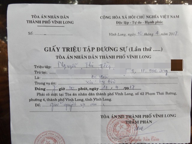 Vợ và con trai cải trang xông vào đám cưới đòi chồng - ảnh 2