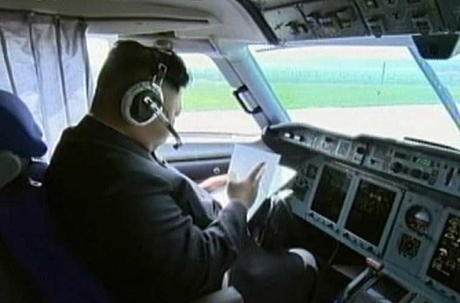 Lộ ảnh ông Kim Jong-un lái chuyên cơ - ảnh 1