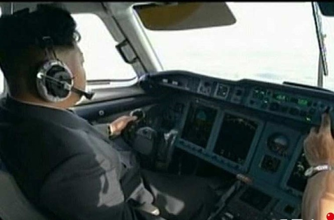 Lộ ảnh ông Kim Jong-un lái chuyên cơ - ảnh 2