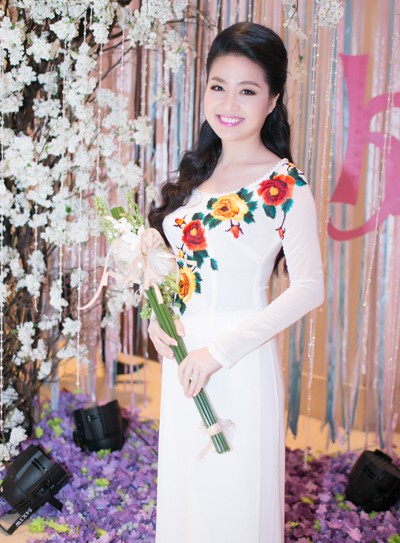 Lê Khánh diện váy cưới đuôi cá lộng lẫy - ảnh 5