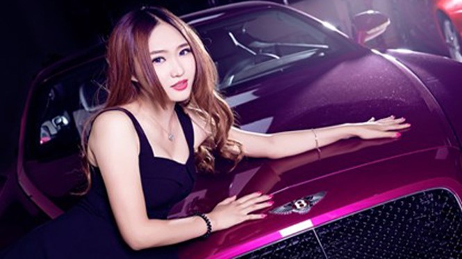 Mỹ nhân khoe đường cong siêu gợi cảm bên Bentley hồng - ảnh 7