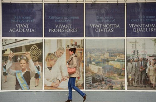 Sinh viên đông Ukraine lo bằng đại học vô giá trị - ảnh 1