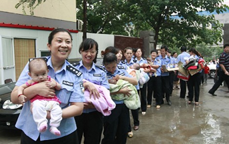 Bác sĩ sản khoa lừa thai phụ lấy bé sơ sinh đem bán - ảnh 1