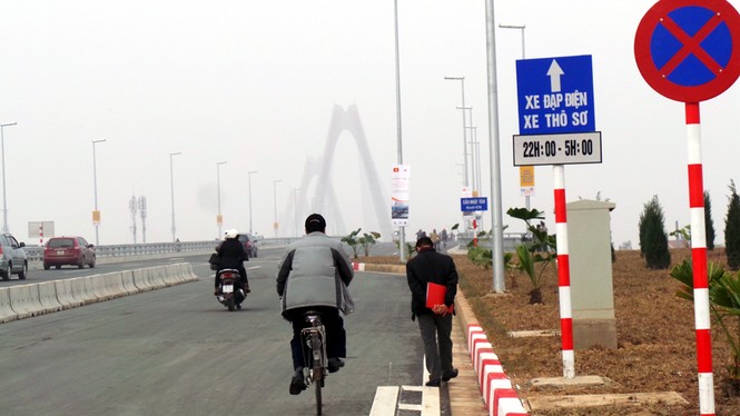 Xử nghiêm người đỗ xe, chụp ảnh trên cầu Nhật Tân - ảnh 5