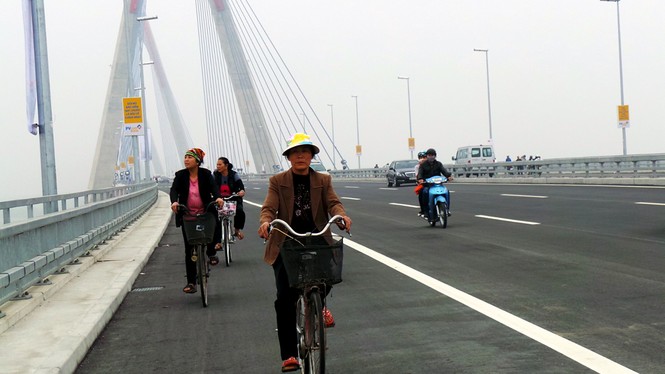 Xử nghiêm người đỗ xe, chụp ảnh trên cầu Nhật Tân - ảnh 7