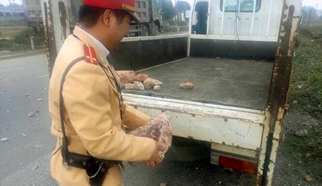 Hà Nội: Nhiều người “vồ ếch” vì mặt đường rải đầy đá hộc - ảnh 1