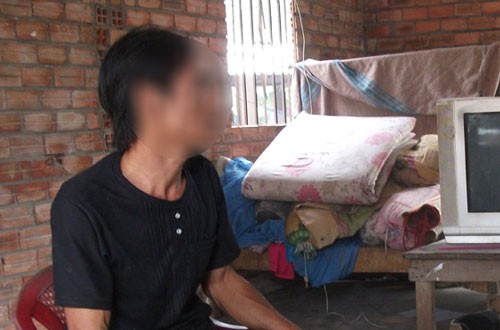 Xâm hại bé gái, gã trai loã thể trèo tường 4m tẩu thoát - ảnh 1