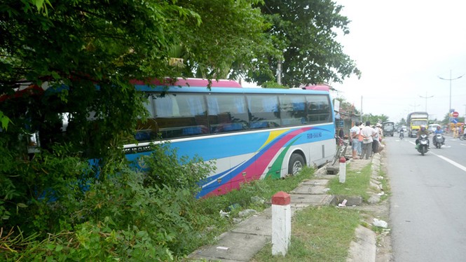 Xe khách húc văng xe tải, lao chúi đầu vào vệ đường - ảnh 2