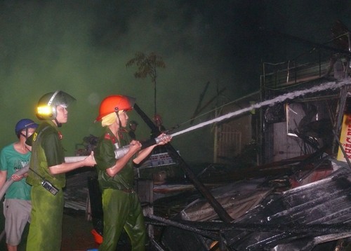 12 căn nhà trong khu chợ ở Cà Mau bị thiêu rụi - ảnh 2