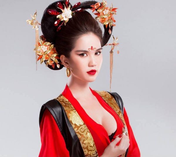 'Chèn ép' vòng một, Ngọc Trinh bị chỉ trích khi hóa Võ Tắc Thiên - ảnh 1