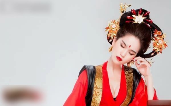 'Chèn ép' vòng một, Ngọc Trinh bị chỉ trích khi hóa Võ Tắc Thiên - ảnh 2