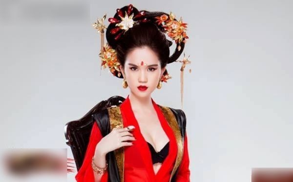 'Chèn ép' vòng một, Ngọc Trinh bị chỉ trích khi hóa Võ Tắc Thiên - ảnh 3