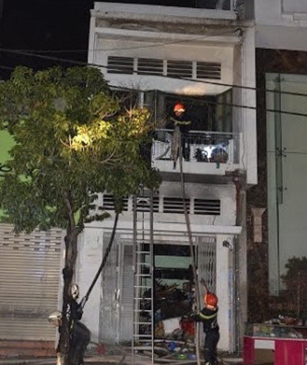 Cháy trong đêm, cụ bà thoát chết may mắn - ảnh 1