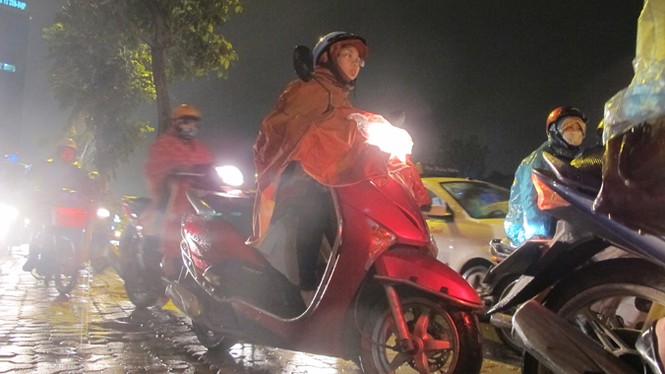 Hà Nội: Ùn tắc hàng giờ, người dân “chịu trận” trong mưa rét - ảnh 3