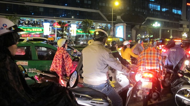 Hà Nội: Ùn tắc hàng giờ, người dân “chịu trận” trong mưa rét - ảnh 2