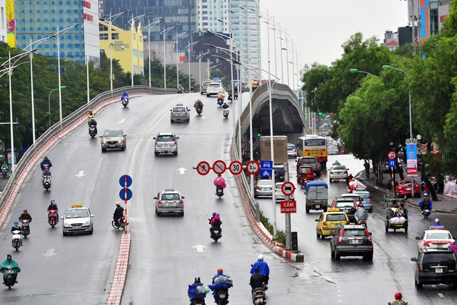Hà Nội rét đậm, người dân đốt lửa sưởi ấm - ảnh 1