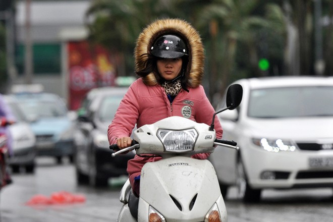 Hà Nội rét đậm, người dân đốt lửa sưởi ấm - ảnh 2