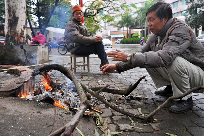 Hà Nội rét đậm, người dân đốt lửa sưởi ấm - ảnh 4