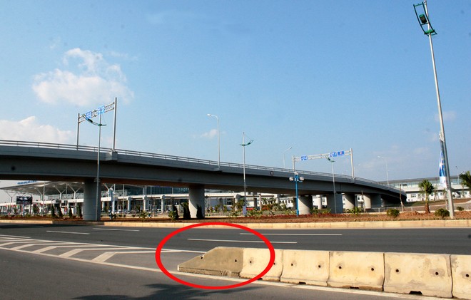 Hàng loạt ôtô đâm dải phân cách cạnh sân bay Nội Bài - ảnh 4