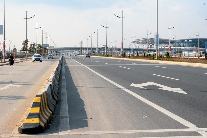 Hàng loạt ôtô đâm dải phân cách cạnh sân bay Nội Bài - ảnh 5