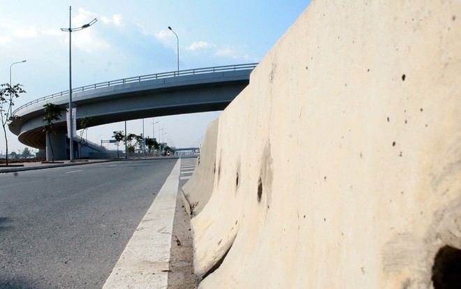 Hàng loạt ôtô đâm dải phân cách cạnh sân bay Nội Bài - ảnh 9