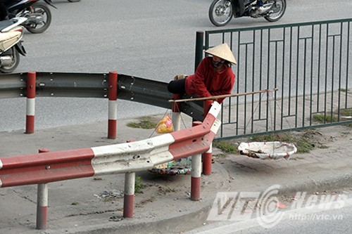 'Tóm gọn' những kiểu sang đường kỳ quái ở Hà Nội - ảnh 1