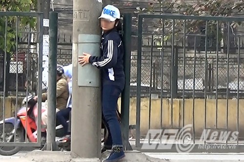 'Tóm gọn' những kiểu sang đường kỳ quái ở Hà Nội - ảnh 3