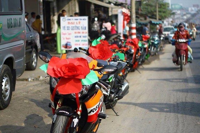 Kawasaki Z1000 trang trí lạ mắt đi rước dâu tại Biên Hòa - ảnh 3