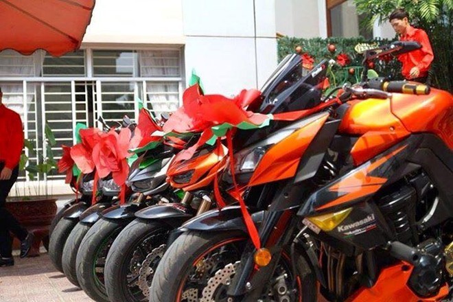 Kawasaki Z1000 trang trí lạ mắt đi rước dâu tại Biên Hòa - ảnh 4