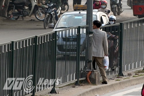 'Tóm gọn' những kiểu sang đường kỳ quái ở Hà Nội - ảnh 4