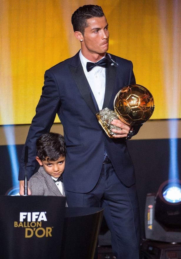 Ronaldo chia tay siêu mẫu Nga vì mẹ? - ảnh 1