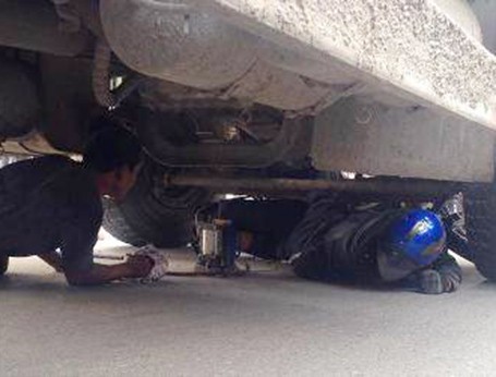 Thoát chết sau khi bị xe tải 'nuốt' vào gầm - ảnh 1